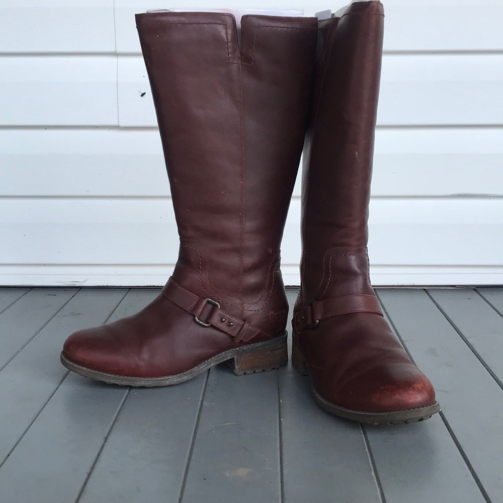 UGG Dahlen boots
